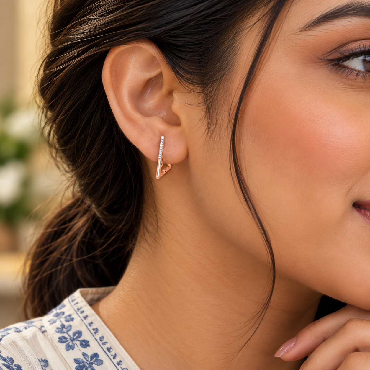 DIAMOND DELICACY TRIANGLE HOOP EARRINGS - Image 4