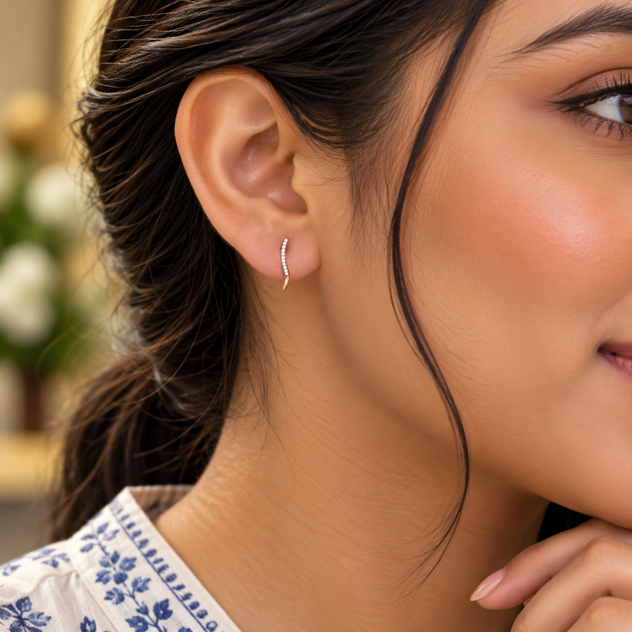 CURVED RADIANCE SINGLE LINE HOOP EARRINGS - Image 4